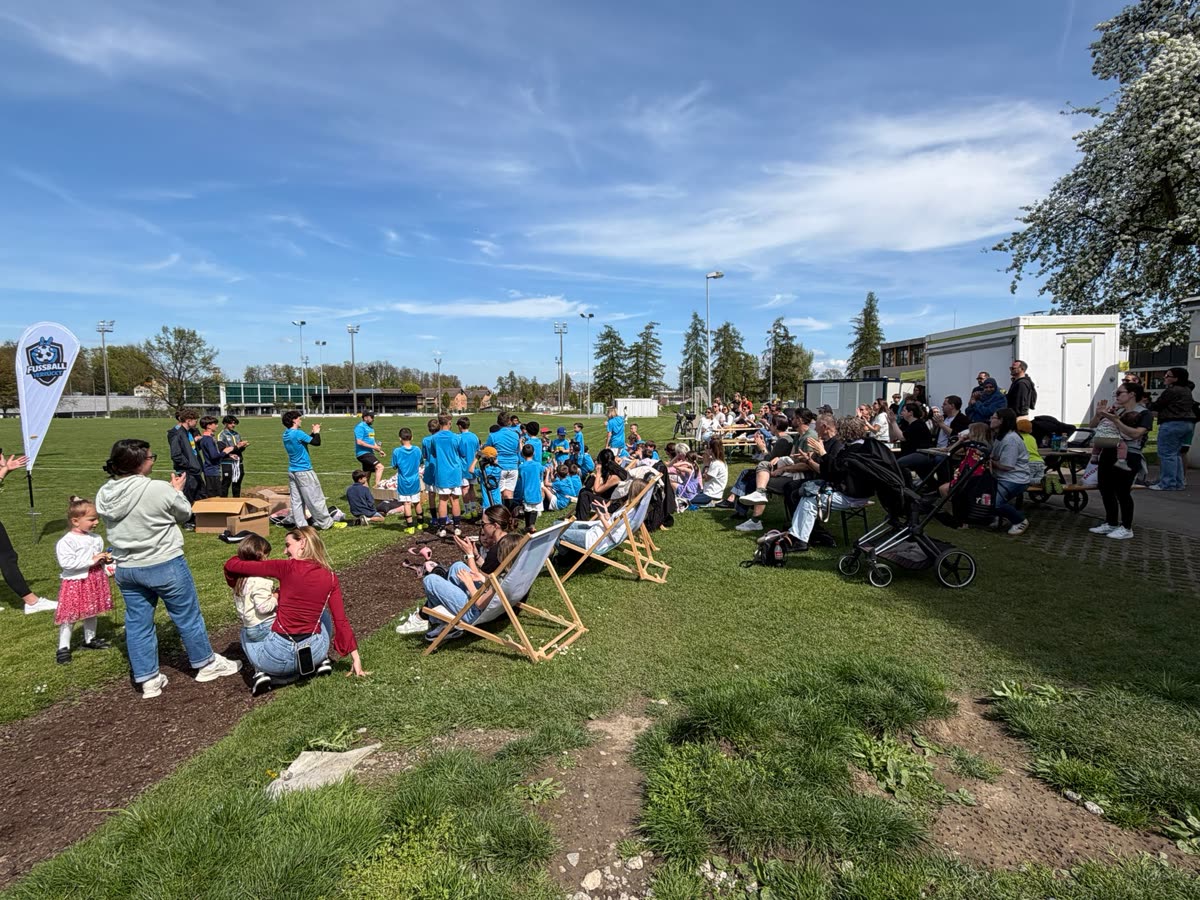 Eltern und Familien verfolgen das Camp am Spielfeldrand