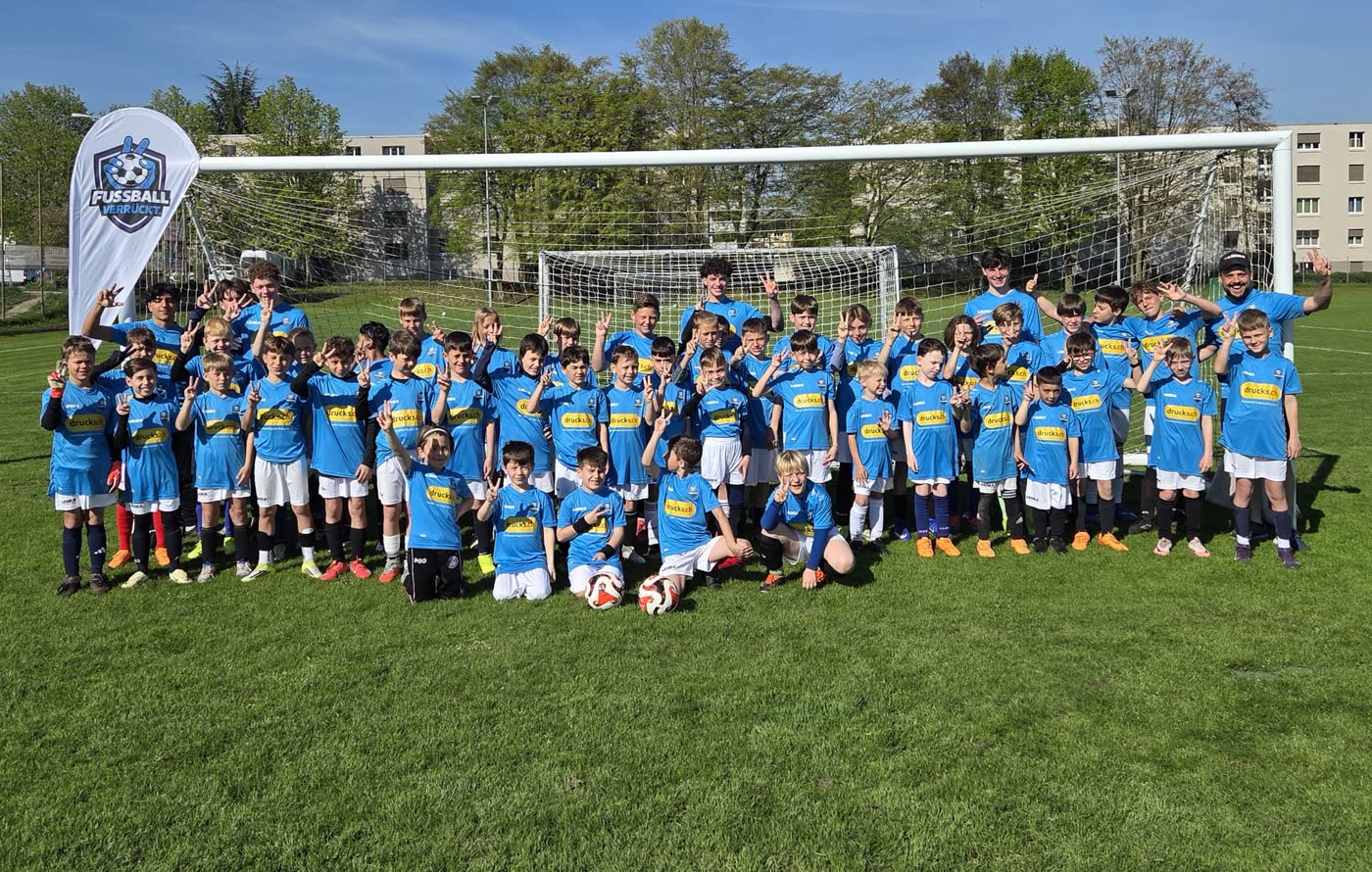 Grosses Gruppenfoto des Fussballcamps mit der fussballverrückt-Fahne